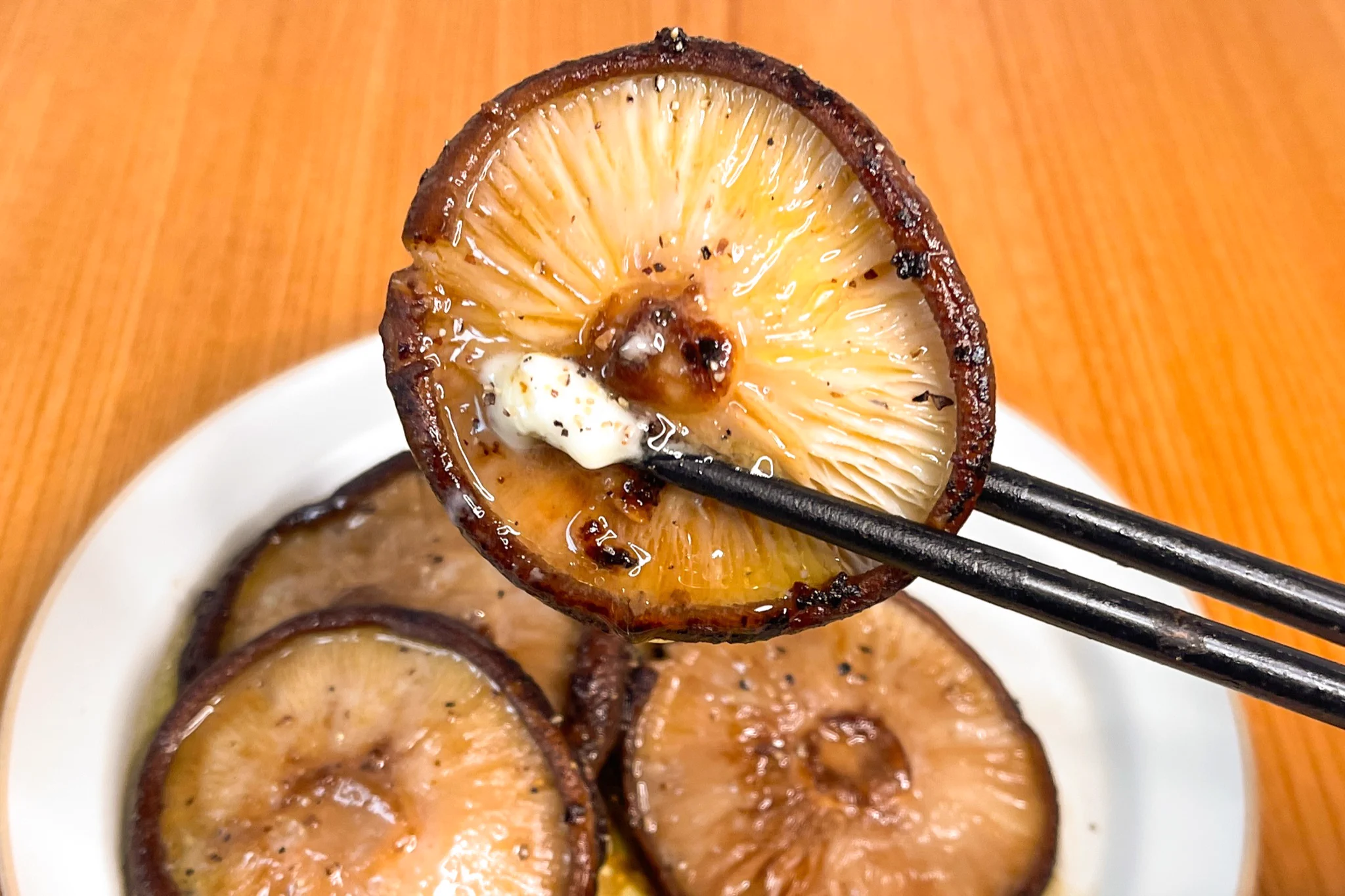 しいたけを存分に味わえる！「丸ごとしいたけのガーリック醤油ステーキ」。