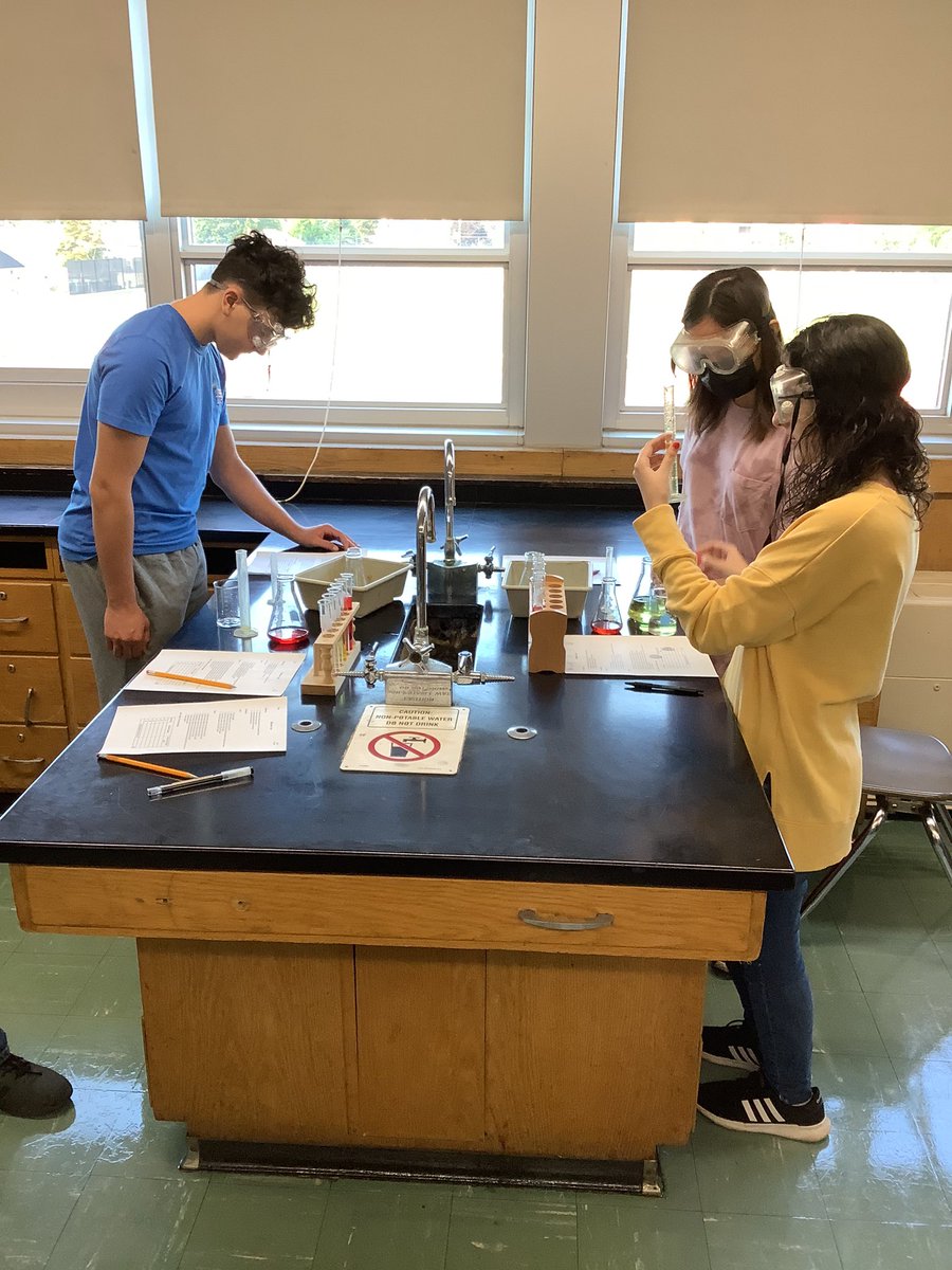 MrGendels's tweet photo. It’s that time again of the year again! First lab and we are making rainbows by practicing measuring skills and our understanding of the metric system! #mineolaproud https://t.co/NKJzF3EAaj