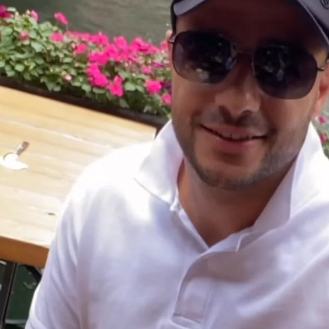 EraEsha2's tweet photo. @MaherZain there's no difference of your smile... Your smile always same as the year 2010... And 2022 no difference in your smile MashaAllah 💝💘... Just the thing is "time " @MaherZain  May Allah bless you always... Love from your city 🏙️ 💝💘💖❤️💕 https://t.co/Nfra1yjW5l