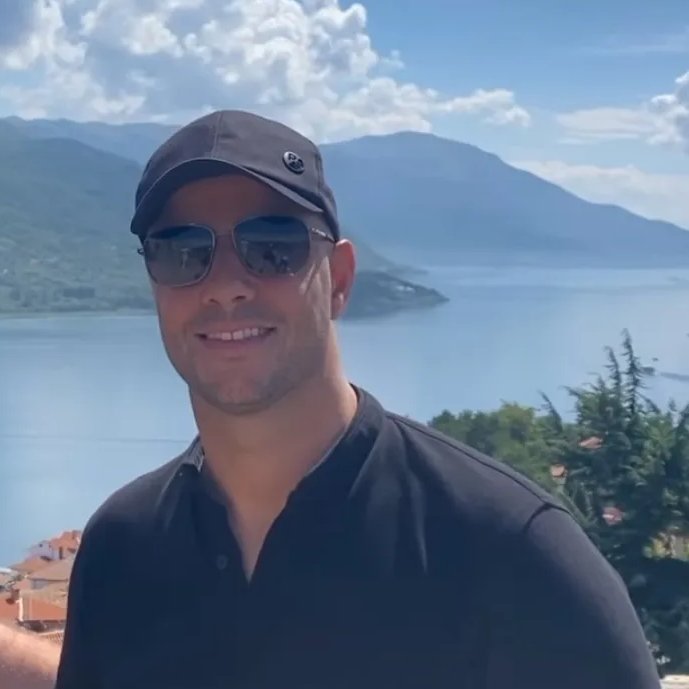 EraEsha2's tweet photo. @MaherZain there's no difference of your smile... Your smile always same as the year 2010... And 2022 no difference in your smile MashaAllah 💝💘... Just the thing is "time " @MaherZain  May Allah bless you always... Love from your city 🏙️ 💝💘💖❤️💕 https://t.co/Nfra1yjW5l