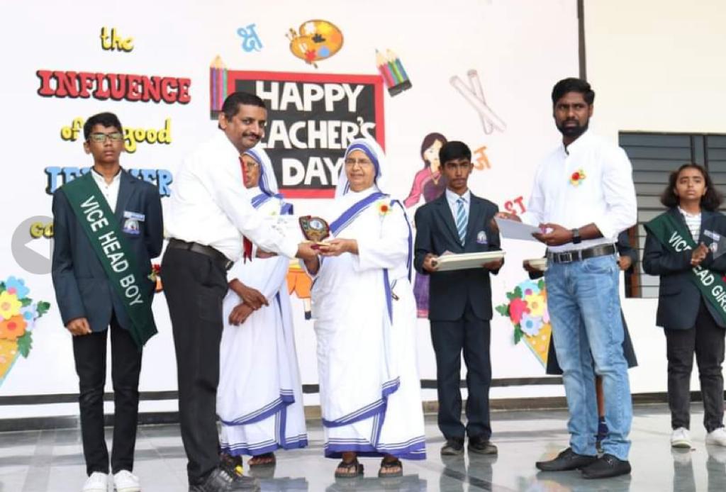 drfarukpatel's tweet photo. Honoured with Mother Teresa Award at Aurangabad for the work our #jivanadharkendra
#AurangabdAMC
#muncipalcorporationaurangabd https://t.co/SZYZMKnqr6