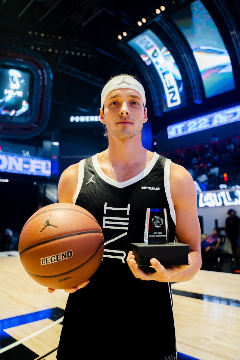 Heir_Company's tweet photo. NFT JAM created a priceless moment when our holders got to play with future college and NBA stars ๐๐ฅโ๏ธ
Congrats to @LookinglassThe @RyanForrest04 @txm35 for being the first ever #NFTJAM Skills Challenge Champs ๐๐ https://t.co/rQkJ96nzR4