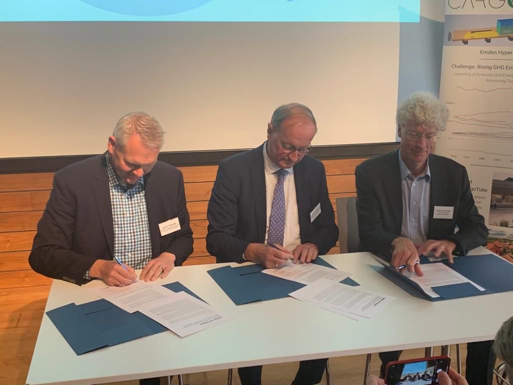 IJzebrandRijzeb's tweet photo. Vandaag in Emden de intentieverklaring ondertekend: @provgroningen samen met het Min. van Wetenschap en Cultuur van Nedersaksen en het #HyperloopDevelopmentProgram om hyperloop-onderzoek en -ontwikkeling te stimuleren, met als doel een milieuvriendelijk en snel vervoerssysteem https://t.co/Hytt2g9mYO