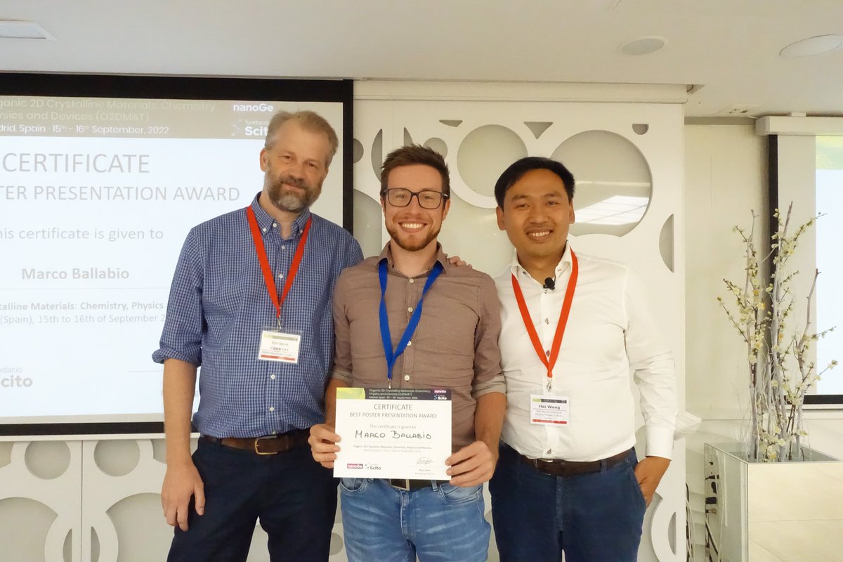 Enrique Cánovas and Hai Wang give the best Poster award from <a href="/scito_Fundacio/">Fundació Scito</a> to... 🥁🥁

🏆 Marco Ballabio (<a href="/Ballabio_Marco/">Marco Ballabio</a>) and his work: 'High-Mobility Band-Like Charge Transport in a Semiconducting Two-Dimensional Fe2THT3 MOF' #O2DMAT

🙌 More info at: nanoge.org/O2DMAT/home