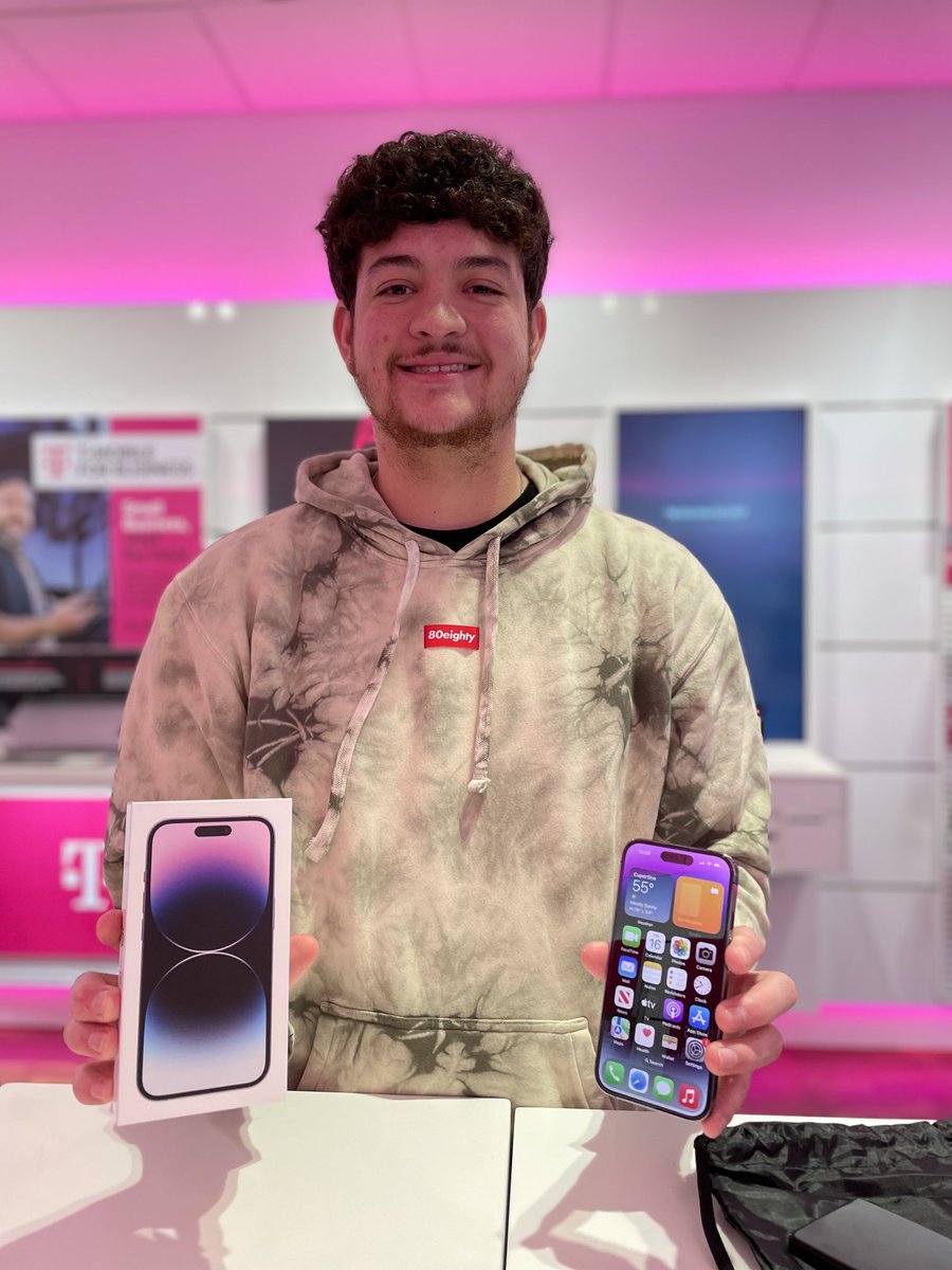 CMangiboyat's tweet image. #iphone14pro #firstcustomer #androidtoapple #tmobile ⁦@MrDennisJones⁩ ⁦@JonFreier⁩ ⁦@DrekaLove⁩ ⁦@MAGENTAVARGAS⁩