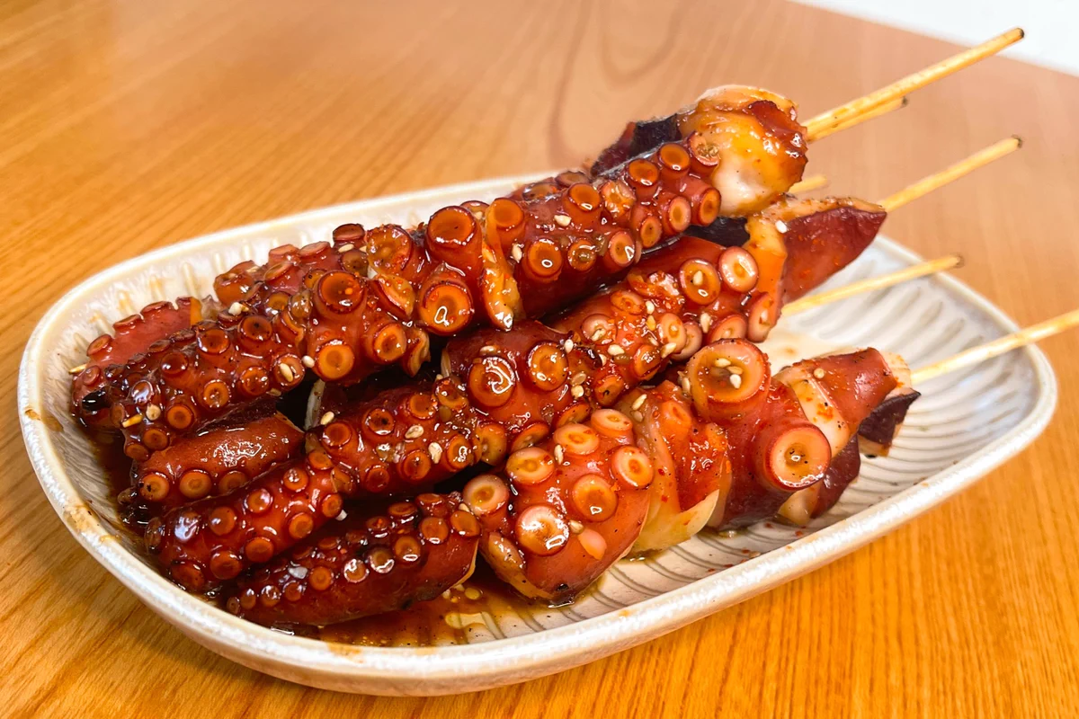 これぞ最強のおつまみ！食べ応え抜群「たこのユッケ風一本焼き」。