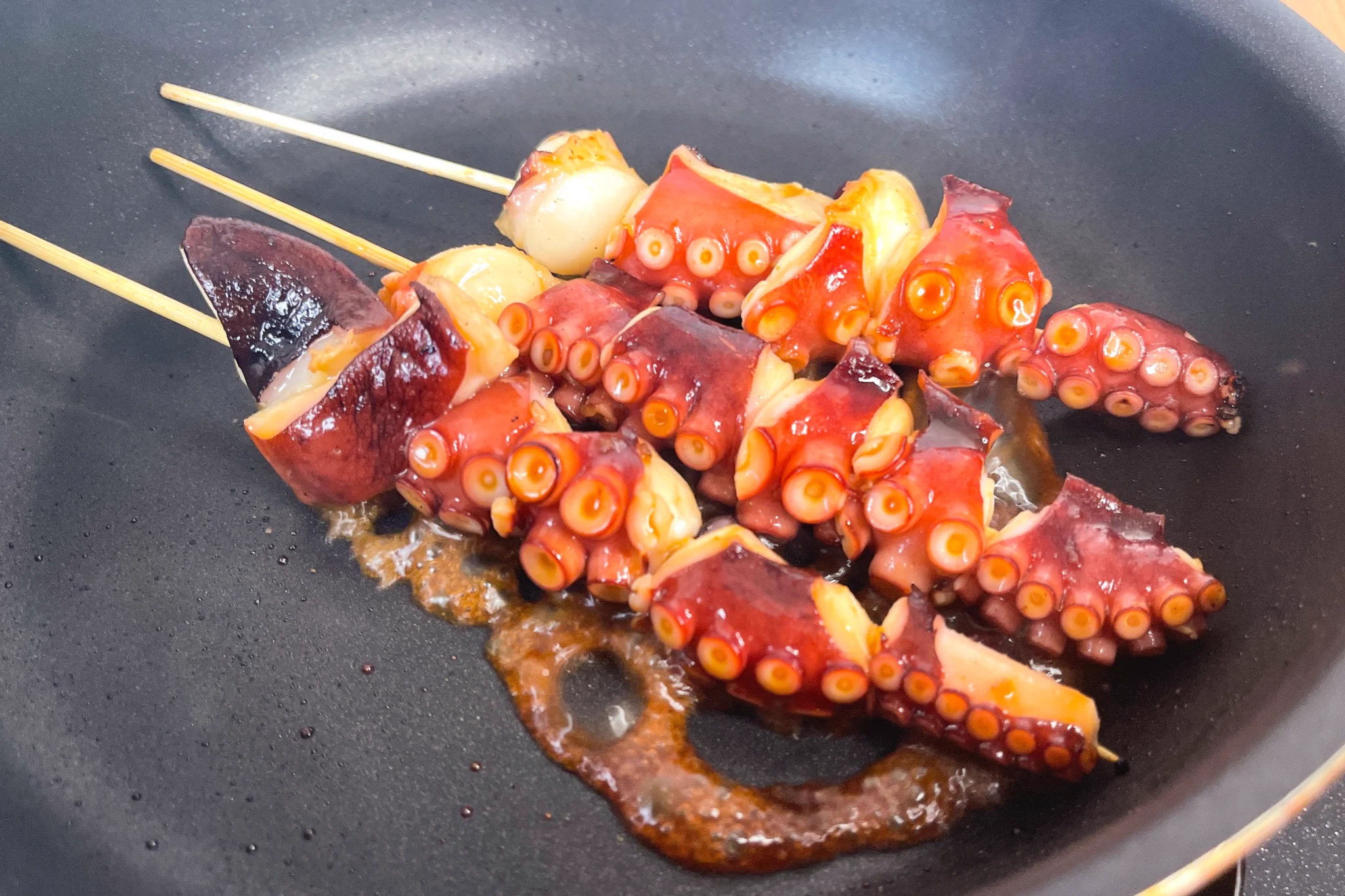 これぞ最強のおつまみ！食べ応え抜群「たこのユッケ風一本焼き」。