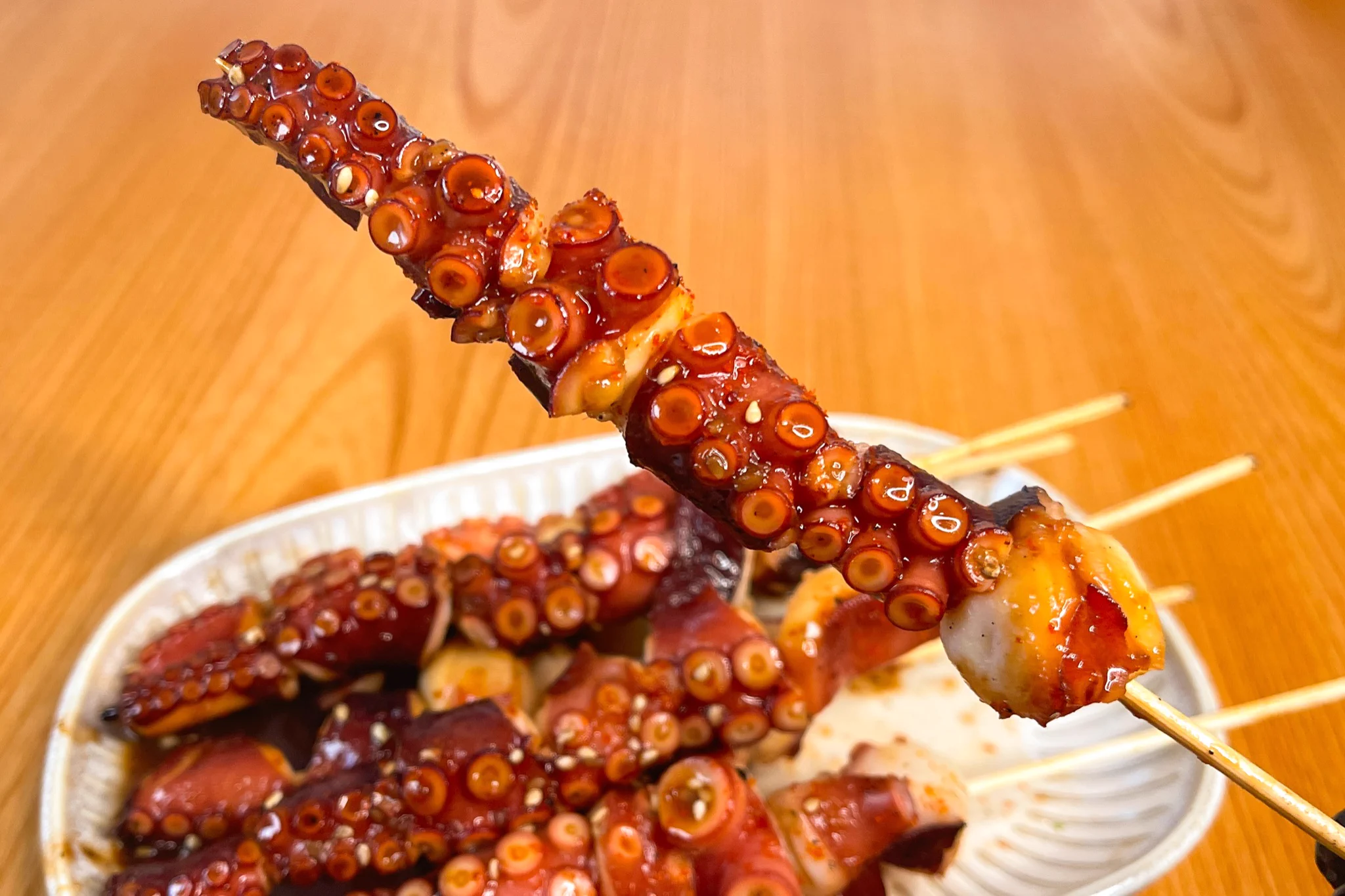 これぞ最強のおつまみ！食べ応え抜群「たこのユッケ風一本焼き」。
