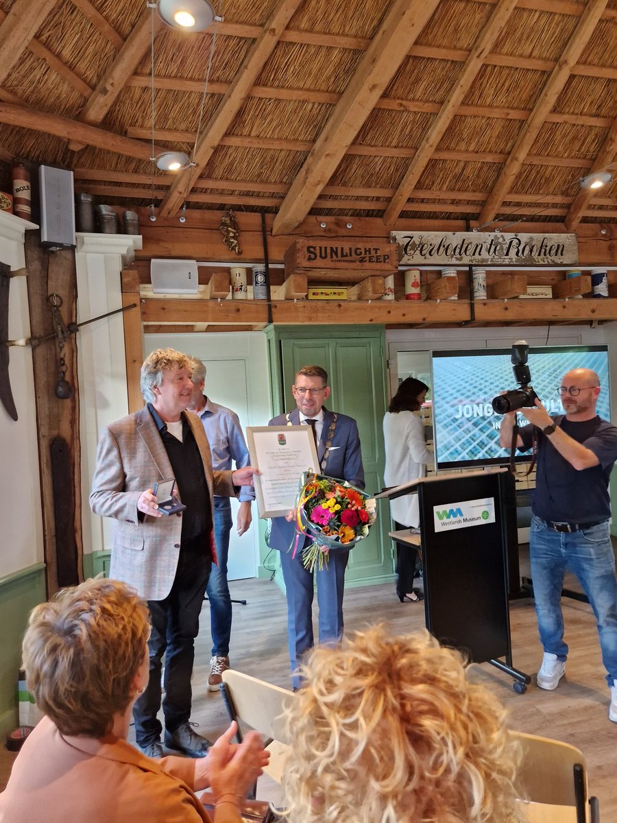 kevinklinkspoor's tweet photo. Opening expositie 'Jongerencultuur in het Westland' in @WestlandsMuseum. Met onderscheiding zilveren erepenning @GemWestland aan 'museale gezicht van de glazen stad' Ton Immerzeel door @BgmWestland. #wldebat #westland #hokkencultuur https://t.co/5a0q4L9xUA