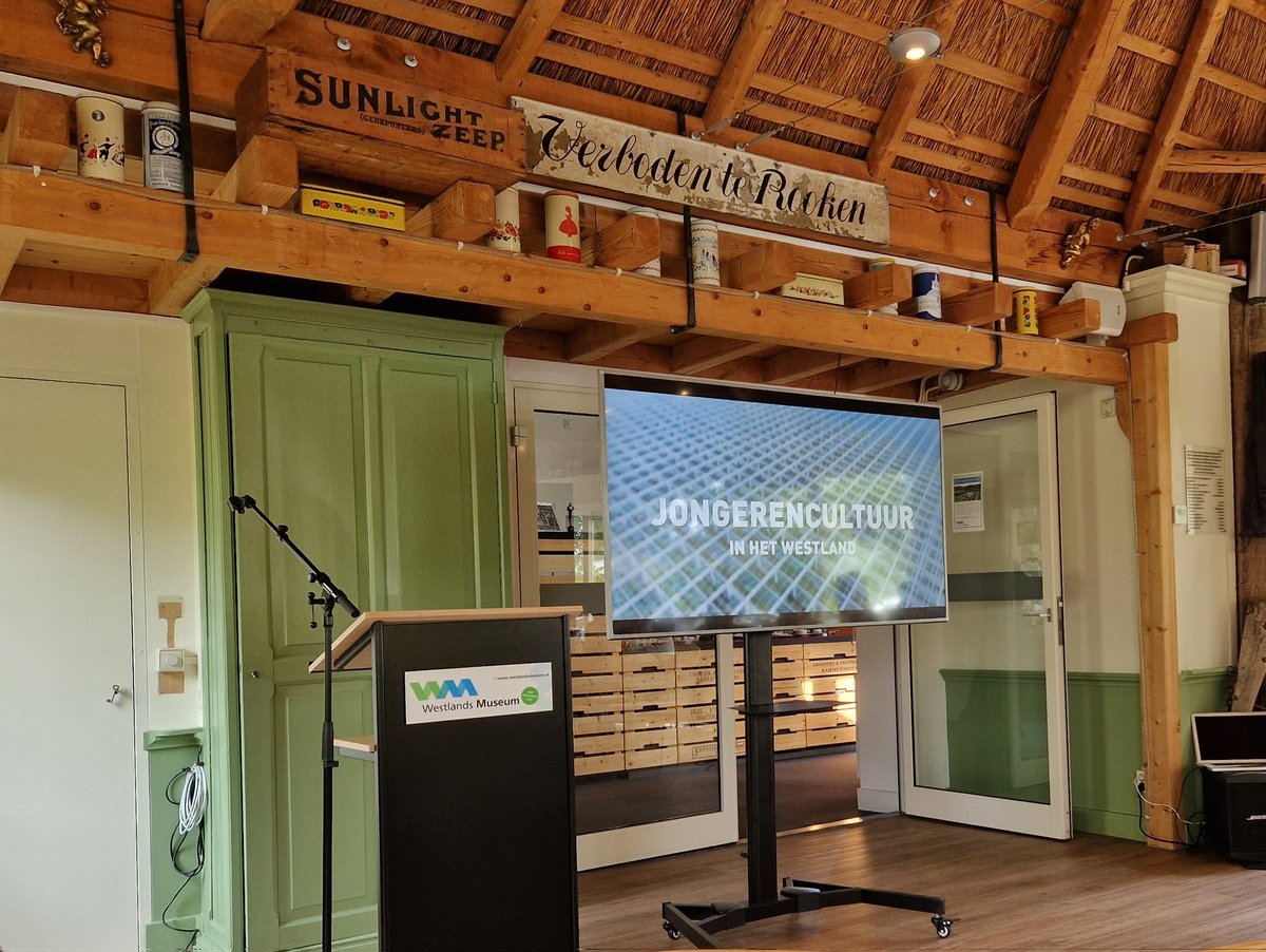 Opening expositie 'Jongerencultuur in het Westland' in <a href="/WestlandsMuseum/">WestlandsMuseum</a>. Met onderscheiding zilveren erepenning <a href="/GemWestland/">Gemeente Westland</a> aan 'museale gezicht van de glazen stad' Ton Immerzeel door @BgmWestland. #wldebat #westland #hokkencultuur