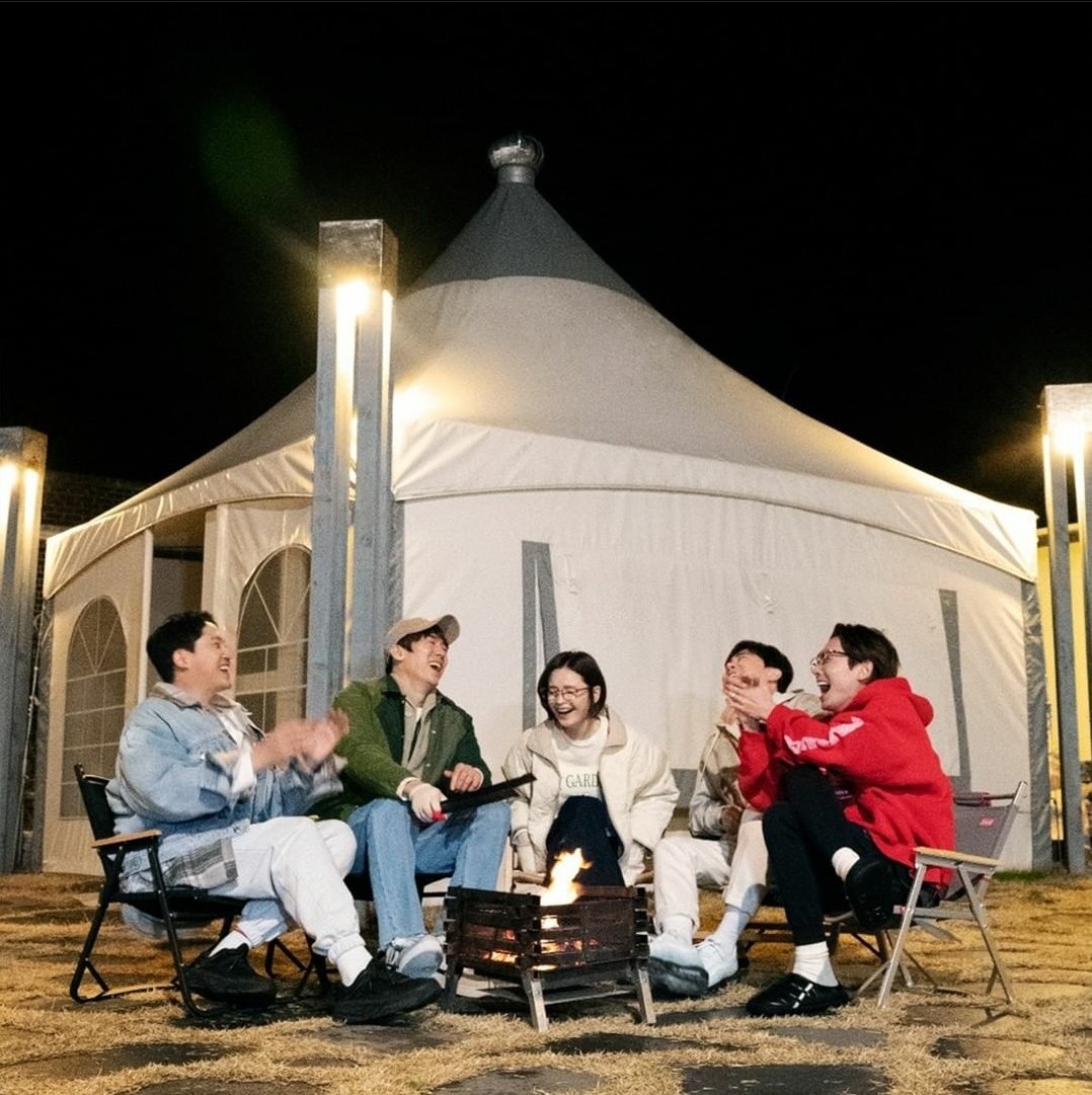 와 너무 행복해.... 슬의2 끝난 지 벌써 일년 된 것도 안 믿기고 계속 생각나고 좋아하고 보는 것도 첨이고 미도링 너무 예쁘고.. 버터플라이 들으면 항상 벅차오르는데 지금 사진 보고 벅차올라.. 응.. 행복하다구...