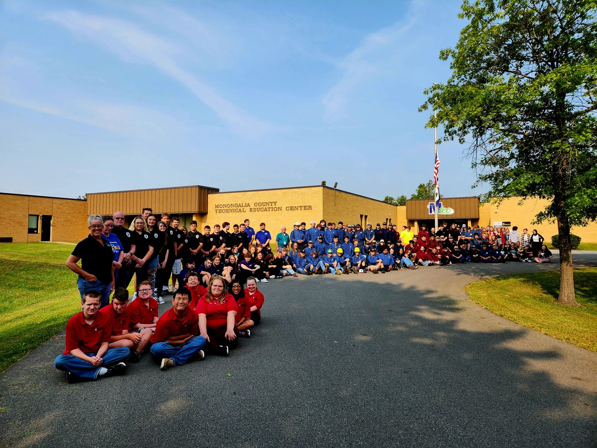 wvmtec's tweet photo. What a beautiful day for rolling out our new simulated workplace uniforms! Our Even Day students look sharp in their new professional attire. π€©
ππππππππππ
π©βπΌπ¨βπΌπ·ββοΈπ¨ββοΈπ©ββοΈπ©βππ¨βππ·ββοΈπ©βπ«
#ThisIsCTE
#SchoolsThatWork
#GoToMTEC
#LearnATrade
#CareerReady
#CollegeBound https://t.co/diMTmsay8R