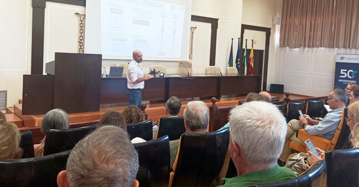 evltUMA's tweet photo. @infouma Sesión informativa sobre las nuevas instalaciones en las aulas docentes de la Facultad de Medicina de la UMA.
Mejora 13 espacios en coordinación entre el Decanato de la Facultad de Medicina y el Servicio de Enseñanza Virtual y Laboratorios Tecnológicos. https://t.co/wvMFGAA2IR