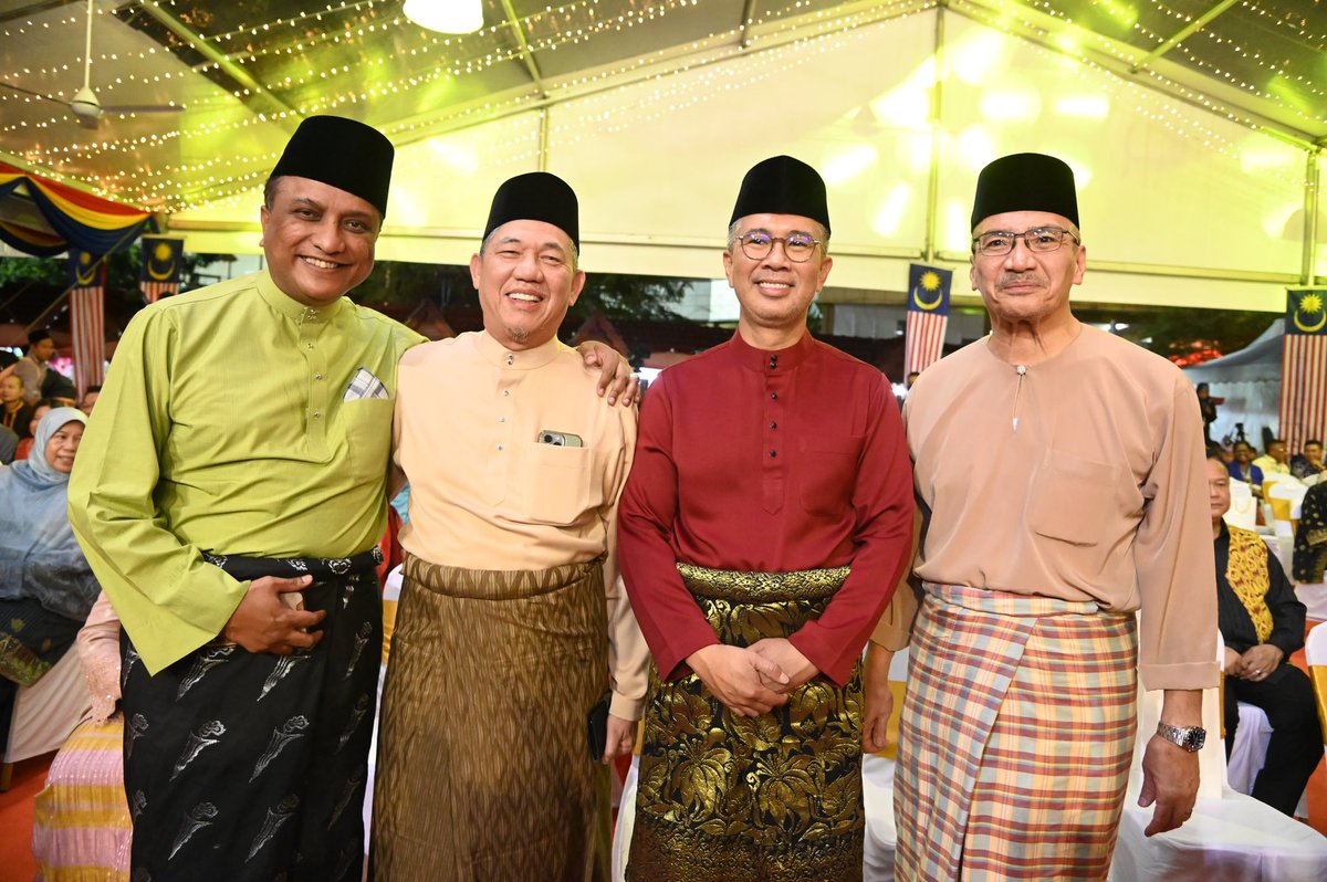 Bersama sahabat Kabinet di Melaka malam ini <a href="/HishammuddinH2O/">Hishammuddin Hussein 🇲🇾</a> <a href="/tzafrul_aziz/">Tengku Zafrul 🇲🇾</a> <a href="/reezal_merican/">Reezal Merican</a> 

#HariMalaysia2022
#KeluargaMalaysiaTeguhBersama