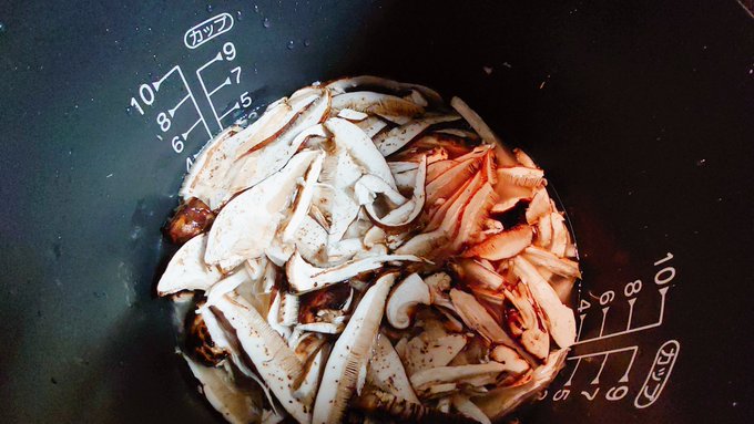 不良だから明日食べる用の松茸ごはんを仕込んじゃうわけ 