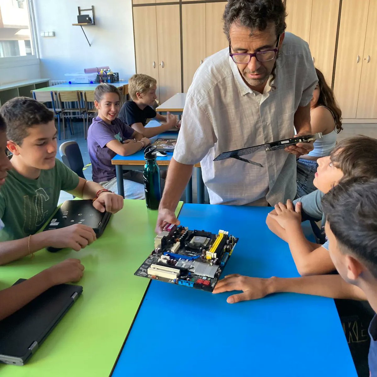 SalesiansSbd's tweet photo. Ja de ple en el projecte #Connecta! Avui hem estat experimentant i observant el màquinari d’un ordinador i com aquest funciona. Hem quedat impressionats!

#1ESO
#TreballxProjectes 
#àmbits 
#STEM https://t.co/5bkJYpKEj9