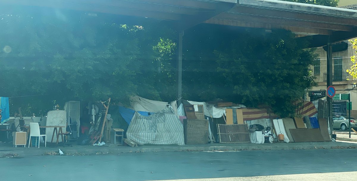 coopetidor's tweet image. Infraviviendas, chabolas en el centro de Palma , junto a la Plaza de España, desde hace años.

Estas personas han de tener un espacio digno donde vivir!!!

#intolerable #vergonzoso

✅ ¿Dónde están las políticas públicas?
✅ ¿Dónde están las Instituciones?
✅ ¿Dónde están todos?