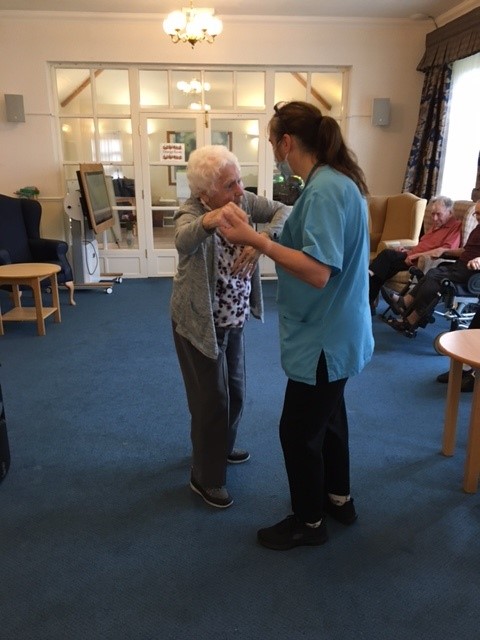 allegra_care's tweet photo. Cedar Lawn Nursing Home were delighted with their visit from Alice Applewood who came to sing for them. The residents thoroughly enjoyed it and some even got up to dance! 💃 #cedarlawn #singanddance #funactivities https://t.co/QoIJqRwwS6
