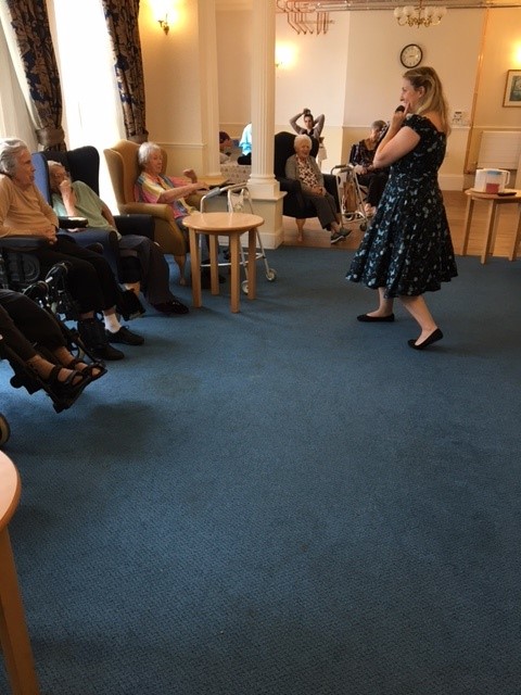 Cedar Lawn Nursing Home were delighted with their visit from Alice Applewood who came to sing for them. The residents thoroughly enjoyed it and some even got up to dance! 💃 #cedarlawn #singanddance #funactivities