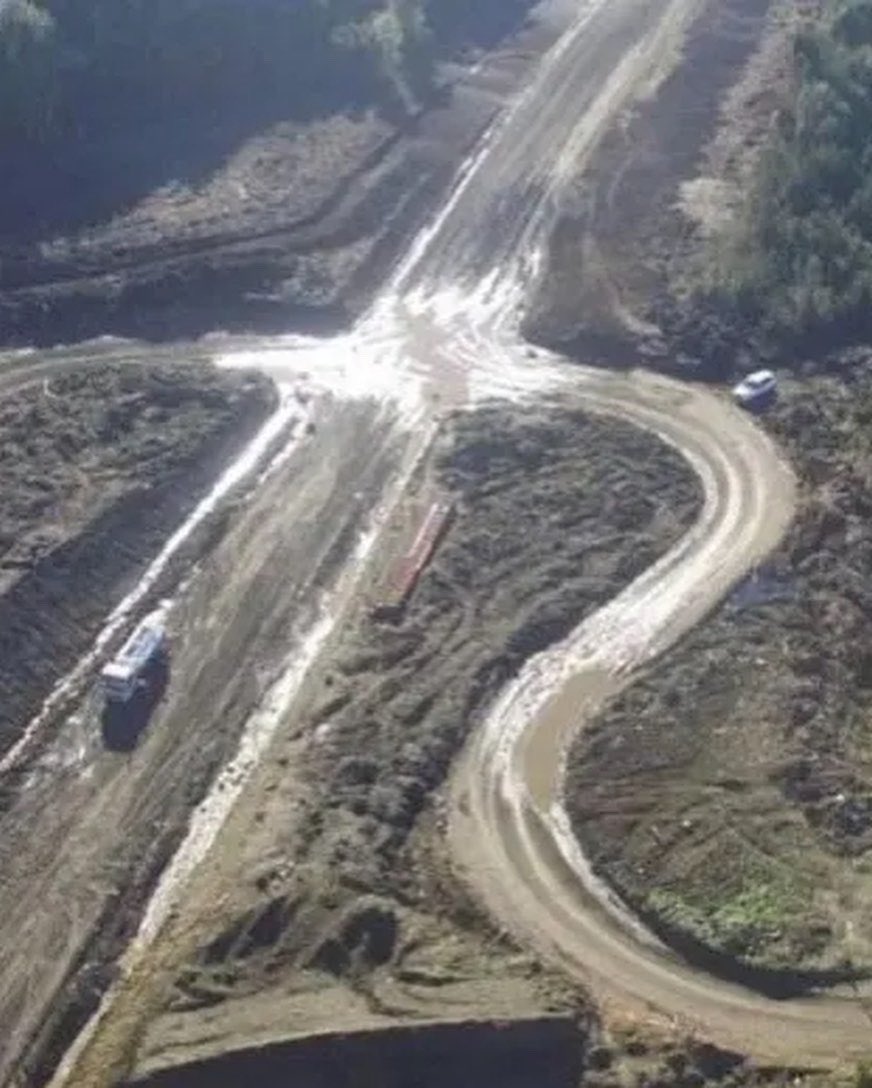 El anunció fue del Alcalde Vera luego del visado de los ministros de <a href="/mop_chile/">Ministerio de Obras Públicas🇨🇱</a> , <a href="/culturas_cl/">Ministerio de las Culturas</a> <a href="/CulturaLosLagos/">CulturasLosLagos</a> y del <a href="/Monumentos_cl/">Consejo de Monumentos Nacionales de Chile</a> , por encontrarse vestigios arqueológicos en la zona. 

👉🏻 es momento de pedir corredores biológicos para el hábitat intervenido 
<a href="/DefendamsChiloe/">❗️Defendamos Patagonia❗️</a>