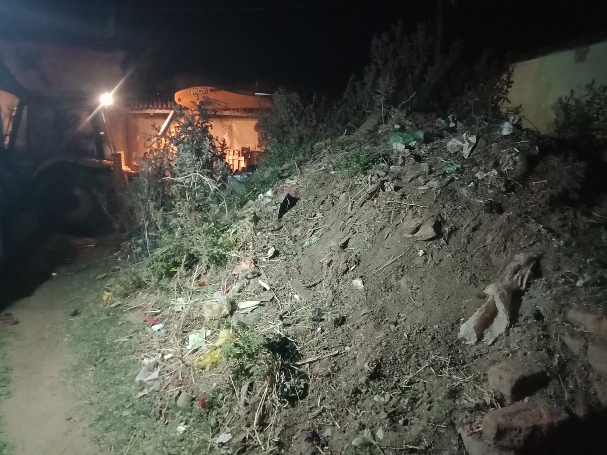 PritamRawani's tweet photo. कितनी शर्म की बात हे की एक कचरे के ढेर को साफ करवाने के लिए इतने पापड़ बेलने पड़ रहे हैं जबकि पूरे भारत में स्वच्छ भारत अभियान चल रहा है ।
@Dist_Admin_Jmt से निवेदन हे की आप इस समस्या पर ध्यान दे और कोई उच्चित करवाई करेंगे।🙏
@PMOIndia @narendramodi @ZeeBiharNews #jamtara #npur https://t.co/KLQK6RO0jN