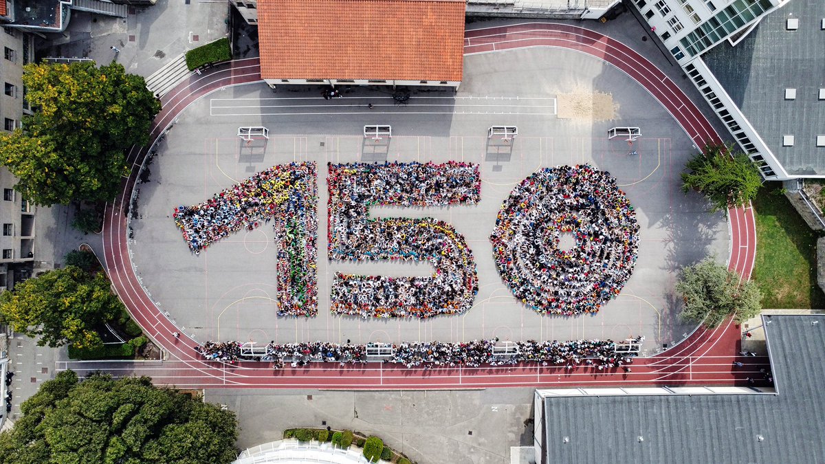 RobinVienne's tweet photo. 🤩🤩 3000 élèves, professeurs et personnels se retrouvent pour fêter les 150 ans de notre Institution. Jusque magique! 
@dauphinevienne @EnsCatho @snceel @clemencelena @VilledeVienne @CDIsere @F3Rhone_Alpes @auvergnerhalpes @education_gouv https://t.co/1oljDL66Tj