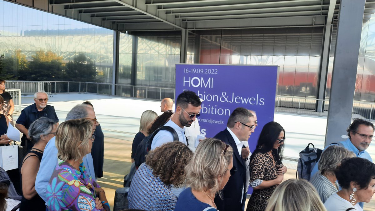FieraMilanoSpa's tweet photo. #befashionandjewels: a #FieraMilano oltre 420 brand, il 30% dall’estero. Elementi chiave della kermesse ricerca, innovazione, savoir faire del Made In e attenzione all’artigianalità nelle sue tante declinazioni. #FieraMilano #2022infiera #fierasostenibile #finallytogether https://t.co/QMp8zWZVQj
