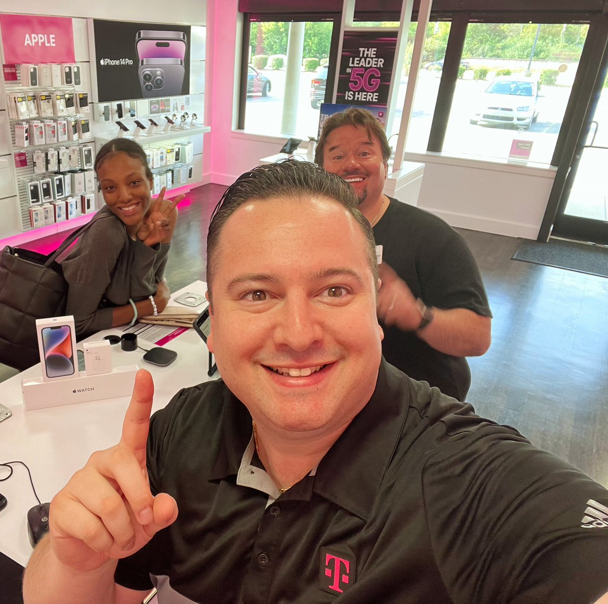 DOrtale1's tweet photo. It’s Apple Launch Day!! It’s popping early!! Customers are loving the energy in Fox River Grove!! Customer Excellence is our Foundation!! 

#BTSisLIFE #AppleLaunchDay #BeGreatStayGreat #LFG #CommandGreatness 

@TCCMobile @TracyNolan_ @domjrcoleman @mariajimenezz4 https://t.co/x3c19FrjQd