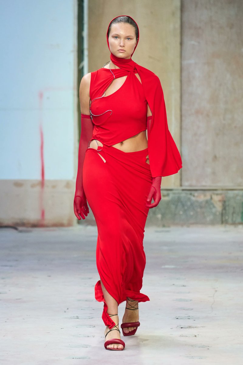 Brazilian designer Karoline Vitto has built a dedicated fanbase with her curve accentuating creations celebrating the female form. For S/S 23 it was refined eveningwear and sleek separates that defined her Fashion East runway debut. showstudio.com/collections/sp…