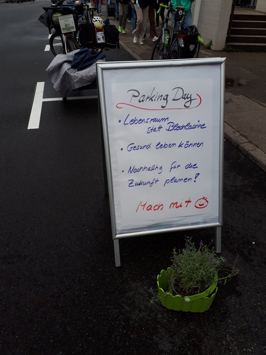 Der #ParkingDay vom #RadbündnisFilder, erstmals vor dem Bezirksrathaus #Plieningen #Birkach, hat für Aufsehen gesorgt. Auch einige Schülergruppen, die aus der U3 kamen, informierten sich über die Aktion.