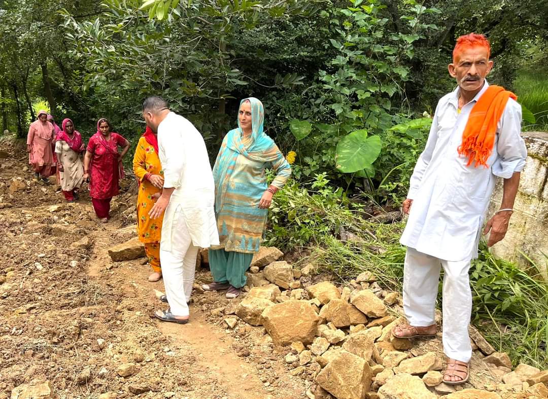 YadopatiThakur's tweet photo. #Day_49 #परिवर्तन_यात्रा
गाँव बजुरी पंचायत कोट, के लोग पिछले 20 सालों से सड़क से महरूम है दुःख होता है अपने क्षेत्र के ऐसे हालात देखकर आज स्थानीय लोगों के साथ मिलकर SDO Pwd को इस रोड़ की स्तिथि से अवगत करवाया, कल से इस रोड़ के रख रखाव का काम शुरू होगा।
@ShuklaRajiv @SanjaySDutt https://t.co/SyP4LlQKqi