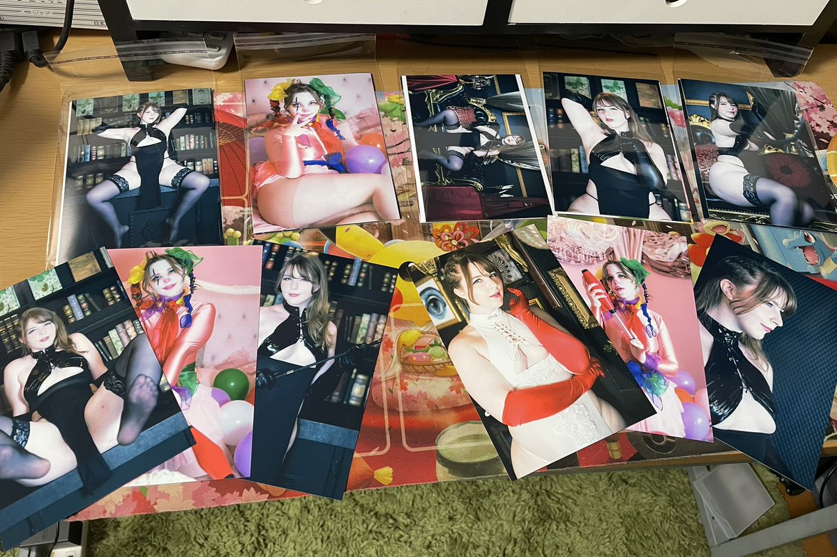June__Lovejoy's tweet photo. フェチフェスの準備中🥰💕今回は3点セットのグッズを3つ作りました✨チェキ3点、写真3点、チェキ、写真、シール3点の三つです❤️ランダムなので中身の確認はできません🙏特別に中身を少しだけ紹介😊各50セットなので早いもの勝ちだよ😭
値段はなんと1千円だよ😭
#フェチフェス
https://t.co/3VWKzvryY5 https://t.co/eFkuNq7aOf