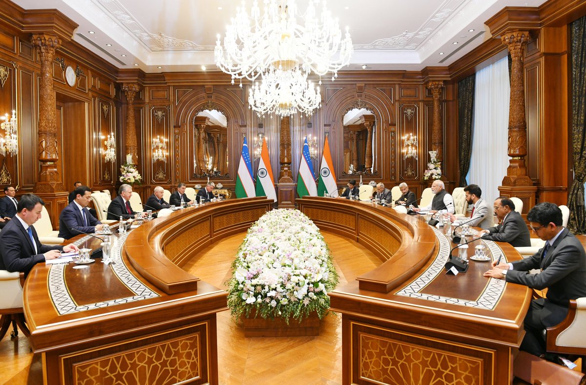 UpendrraRai's tweet image. PM @narendramodi met Uzbek President #ShavkatMirziyoyev in Samarkand and congratulated him on the success of #SCO Chairship. 
Discussions focused on economic cooperation and connectivity between our two countries. Arindam Bagchi 

#SCOSummit2022 #SCOSummit