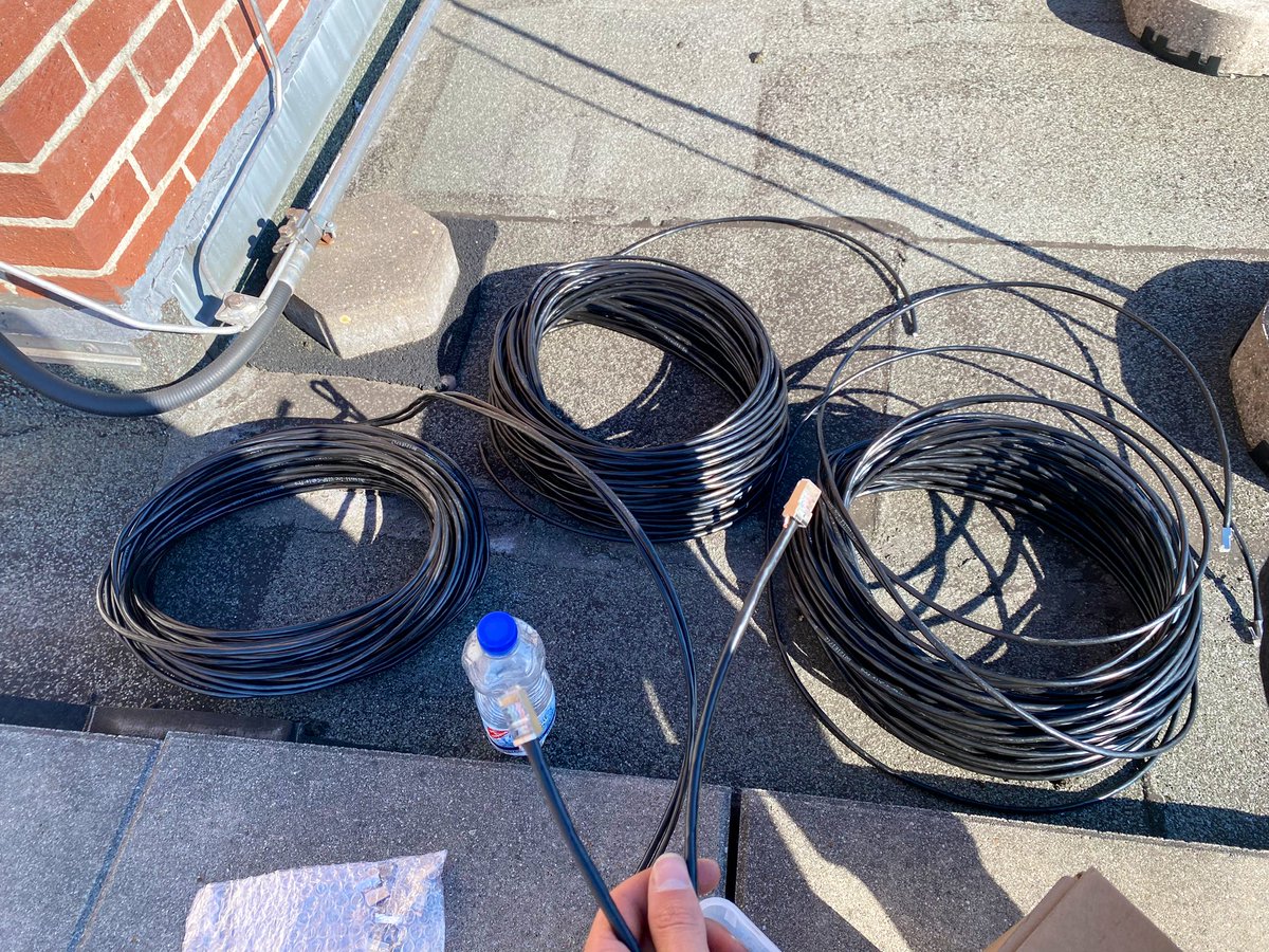 freifunkvechta's tweet photo. Kleines Update zu einen unserer Standorte. Es wurde 6 neue Kabel verlegt.

#freifunk #freifunkromantik #Ubiquiti #ubnt #vechta #airfiber #ehrenamt https://t.co/X2LBPNadj8