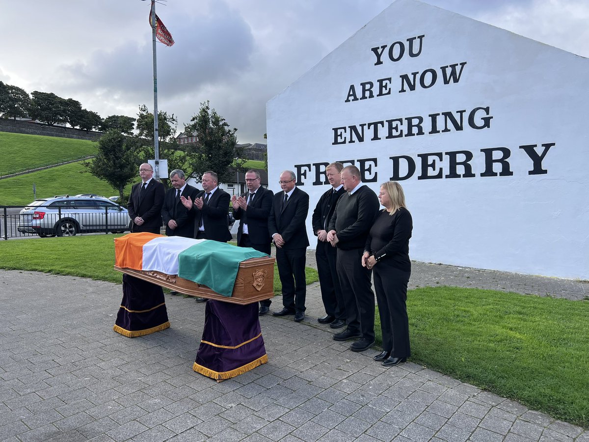M_AndersonSF's tweet photo. Life long neighbour Johnny McKane was buried today #RIP

Johnny &amp; Anne’s 8 children were our friends from Lecky Road days - Fadó Fadó

The 1st two boys were born in 33 Lecky Road, the iconic gable Free Derry Wall

Honoured to put the flag on Republican Johnny McKane’s coffin 💔🇮🇪 https://t.co/9I4TSsN6PA
