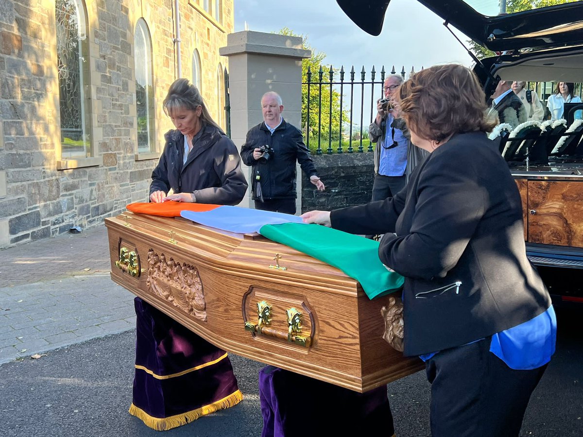 M_AndersonSF's tweet photo. Life long neighbour Johnny McKane was buried today #RIP

Johnny &amp; Anne’s 8 children were our friends from Lecky Road days - Fadó Fadó

The 1st two boys were born in 33 Lecky Road, the iconic gable Free Derry Wall

Honoured to put the flag on Republican Johnny McKane’s coffin 💔🇮🇪 https://t.co/9I4TSsN6PA