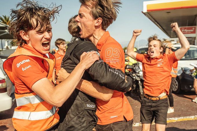 Fantastisch nieuws! Het @brunelsolarteam <a href="/tudelft/">TU Delft</a> wint de #SasolSolarChallenge in Afrika met de Delftse Nuna11s. Wat was het een spannende wedstrijd.
Voor de achtste keer World Solar Challenge. #Delft is trots op jullie!