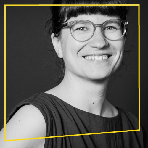 Anika, Was würdest du drei Tage lang ohne Strom machen?
All die Bücher lesen, die im Schrank darauf warten gelesen zu werden.
Anika arbeitet bei ediundsepp als Designerin und bringt mit ihrer einfühlsamen Art viel Harmonie ins Team.

#ediundsepp #büroleben #unserteam