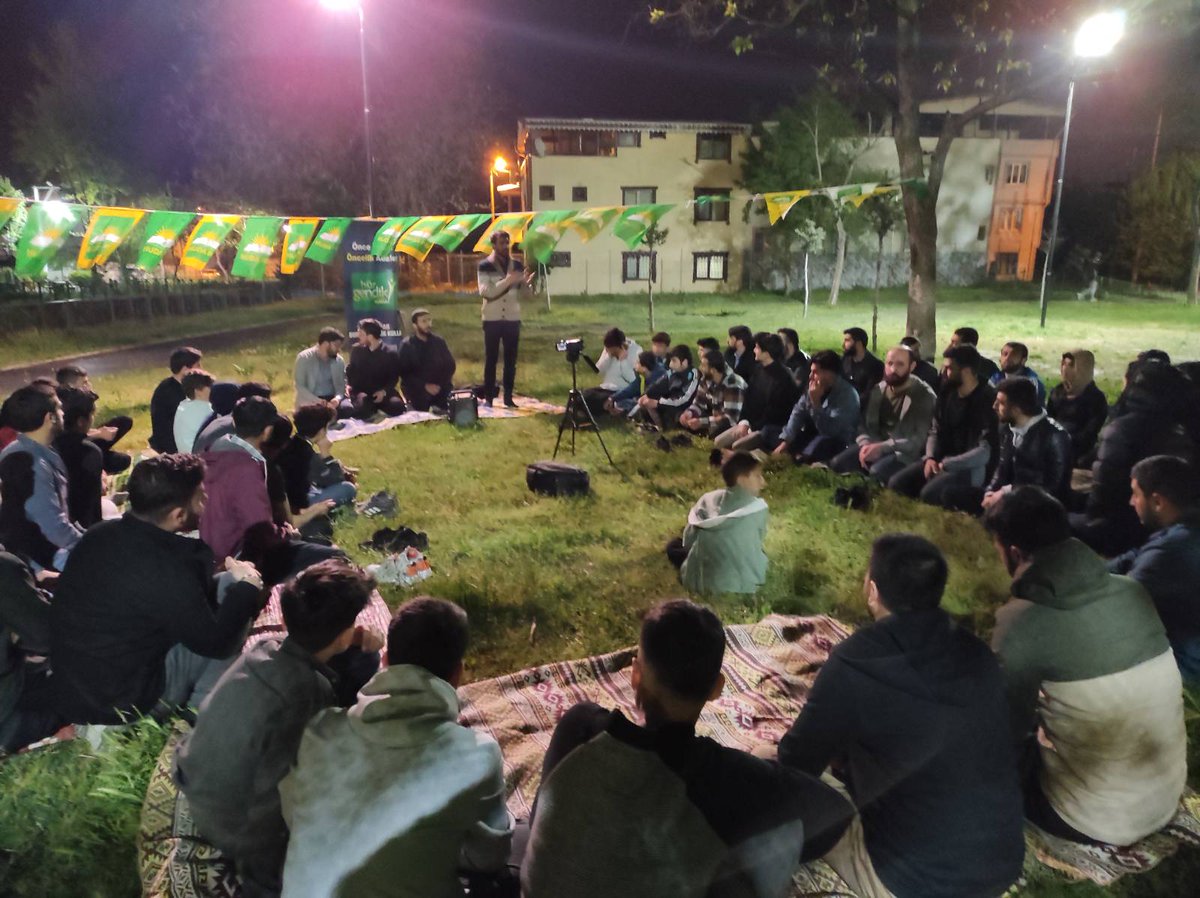 Davamız;
Hürriyettir,
Adalettir,
Hakkaniyettir,
Zulmün Sona Ermesidir,
Huzurdur,
Barıştır,
İnsanların Kaynaşmasıdır,
Kardeşliktir!
~
Kıymetli Bursalı Genç Kardeşim Sen Bizsin Biz de Seniz!

#HürGençlikBursa
#ParklarBizimGençlikBizim