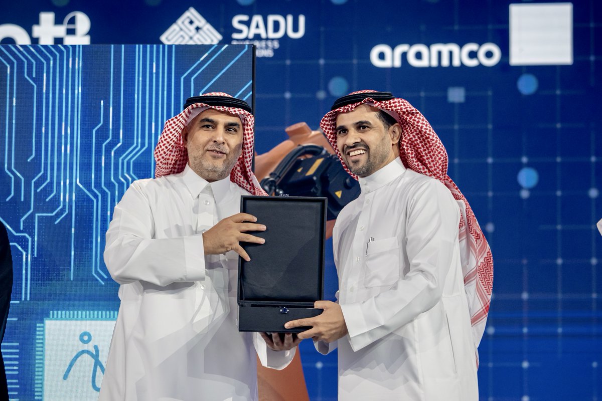 Sadu_co's tweet photo. معالي رئيس @SDAIA_SA د. عبدالله الغامدي يُسلّم الرئيس التنفيذي @Batil_alwaqa درع تكريم #سدو لحلول الأعمال بوصفها الشريك اللوجستي لـ #القمة_العالمية_للذكاء_الاصطناعي 2022.
#GlobalAISummit https://t.co/zPn1AK1rCW