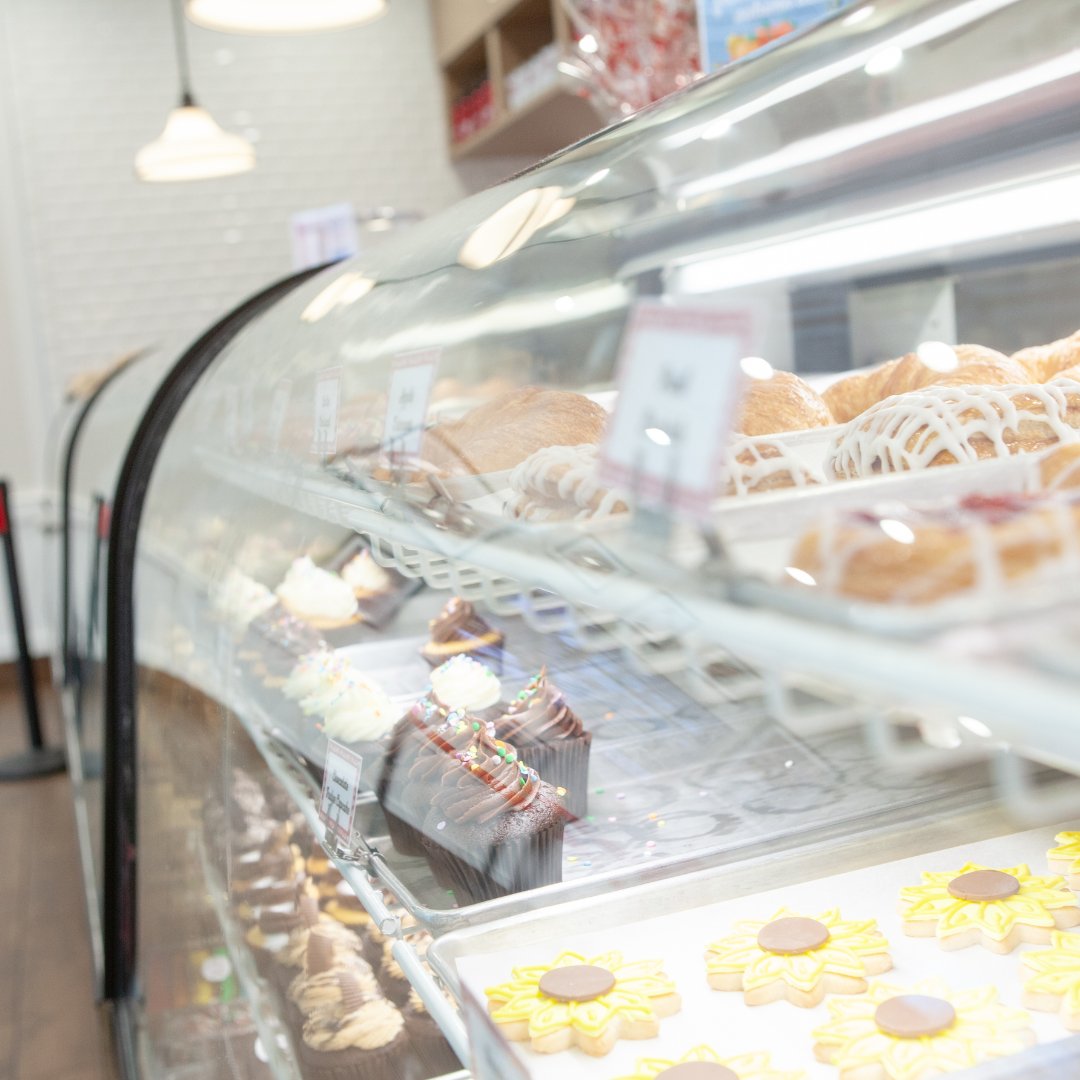 GlassArtDesign_'s tweet photo. Crystal clear and stunning, our UV bonded and curved glass is clean and seamless ...So you can focus on the sweeter things.  🍦😋

#curvedglass#customglass#uvbonded#pastrycase#displaycase#architecturalglass#twincitiesglass#interiordesign#interiors#architecture https://t.co/WIYZJKMwy0