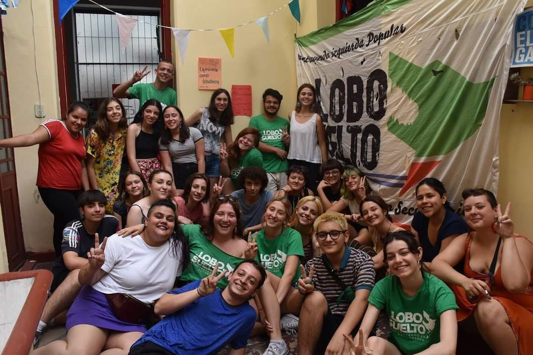 alutvak's tweet photo. Un 16 de septiembre hace 15 años pibes y pibas secundarios lanzamos “Lobo Suelto” una organización que tom�� el nombre de un disco de los redondos. 
Queríamos recuperar la historia de la juventud argentina y adaptarla con creatividad para ser protagonistas del presente https://t.co/Ahcri724uC