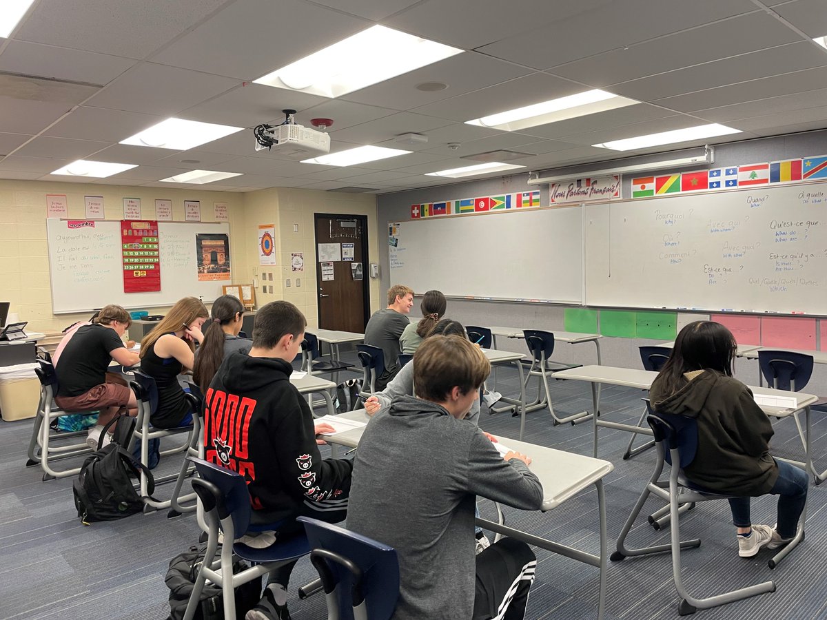 Mme_Duncan's tweet photo. @OlatheWl French 3/4 students working on asking rich follow-up questions #oshs #French https://t.co/I8NsE6Q5Qf