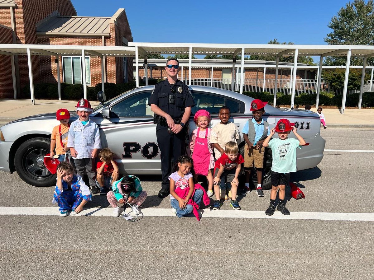 mchaffin's tweet photo. Community Helper Day! Thank you Hand In Paw, Gardendale Police, and Gardendale Fire and Rescue! @JEFCOED @gardendaleel @HandinPawAL @GardendalePD @GardendaleFire https://t.co/D98Jm5Cf6q