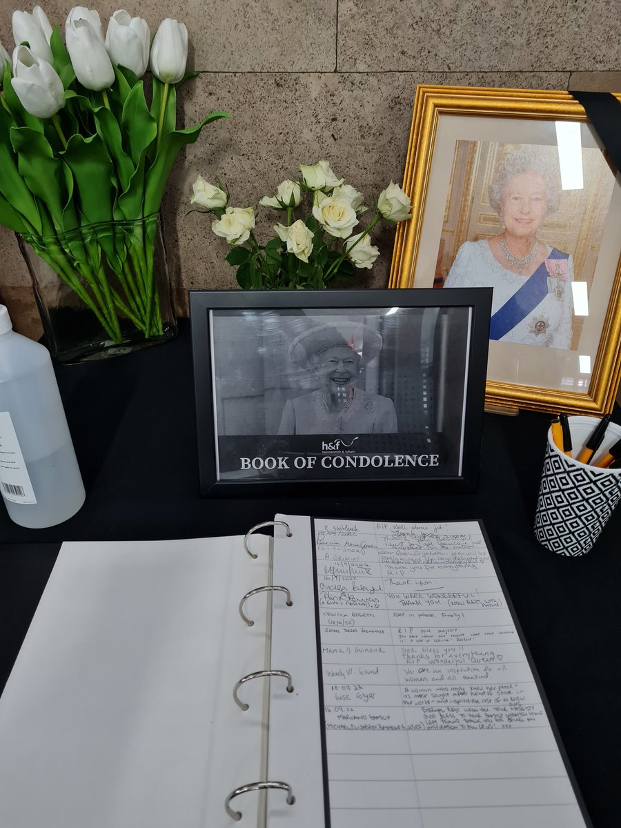litemum's tweet photo. Visited the #FulhamLibrary to sign 🖊 their #BookofCondolence 📖 for #HerMajestytheQueen 👸 @LBHF  @LBHFLibraries https://t.co/KkFqcF1s4c