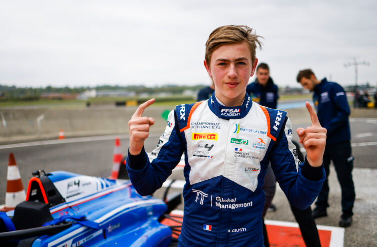 percy_wolff's tweet photo. GIUSTI 🇫🇷🇫🇷🇫🇷 !
Énorme claque de Giusti à TOUS les autres pilotes, en collant SEPT dixièmes à Barter, et NEUF à Arao !
C'est bien évidemment les deux pôles positions du weekend pour Giusti ! Le championnat est totalement relancé !
#FFSAF4 https://t.co/dJ0AikXuLl