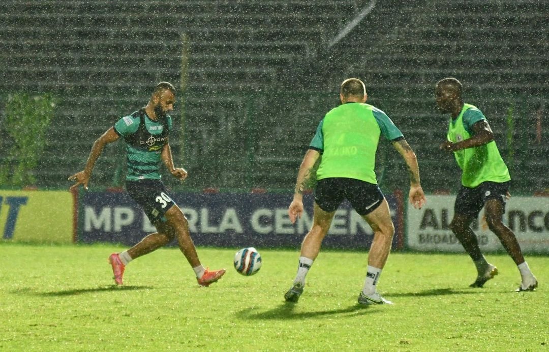 PronayHalder25's tweet photo. Happiness is playing Football in the Rain
#joymohunbagan💚♥️ https://t.co/7J4L7KkXxV