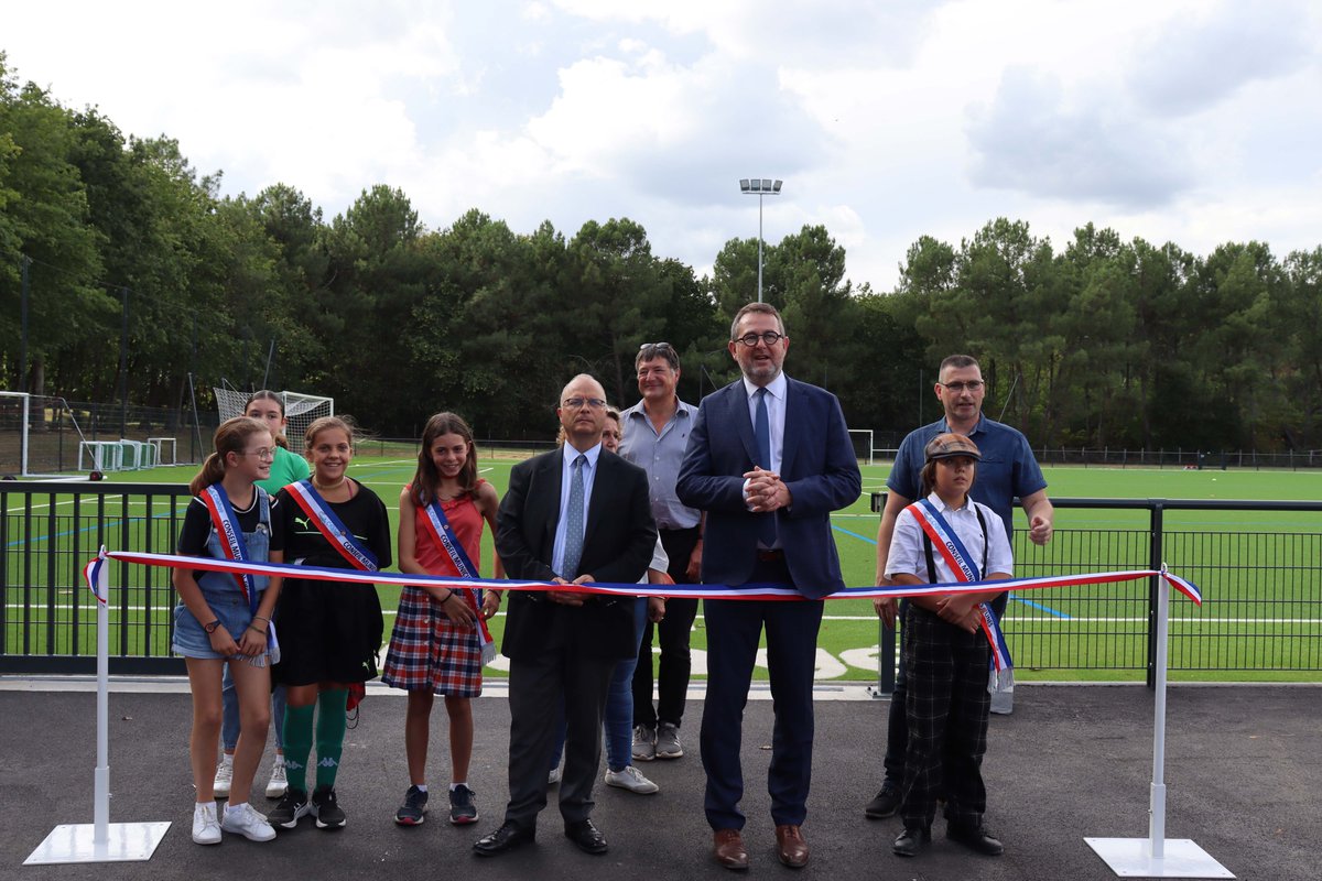 [Inauguration]
Le terrain de football de Changé a fait peau neuve !
Pour valoriser la vie en communauté, l’apprentissage des règles, le respect et le travail en commun par le sport, mais aussi pour répondre aux enjeux climatiques actuels.
#villechange72 
#sarthefr