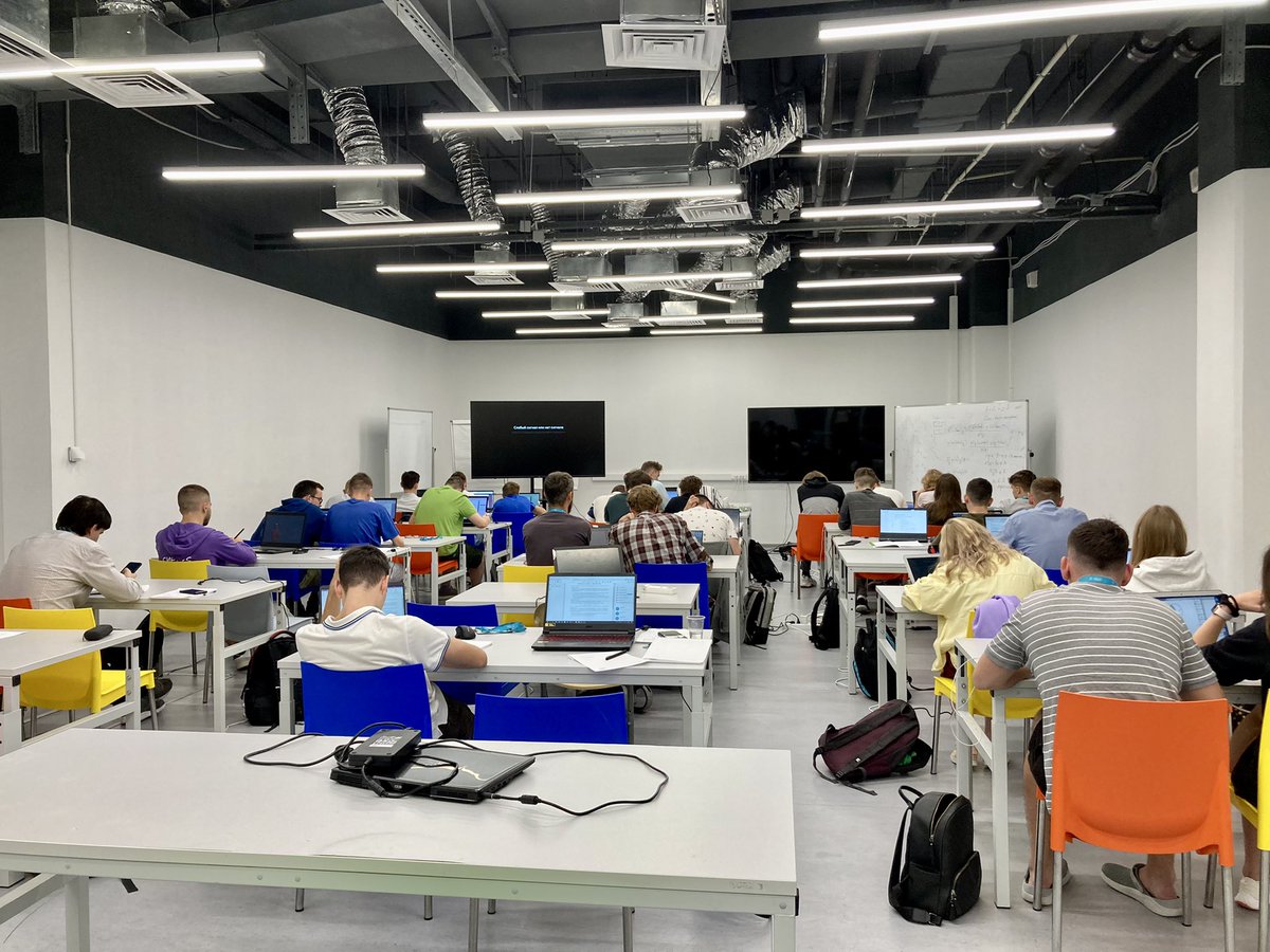 Два дня назад столкнулась в 7 утра с научником в лифте — оба в пижамах и оба шли за кофе. Сегодня ела ложкой сгущенку под песню о далекой родине Таривердиева. У меня все хорошо, встаю в 5, ложусь в 10. Вот вам лапушки студенты преисполненные.