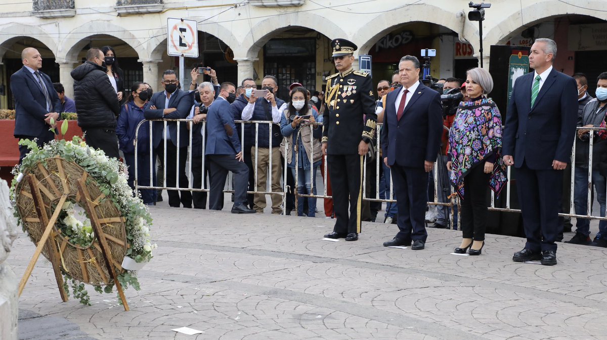 Como parte de la conmemoración del inicio del Movimiento de Independencia en México, esta mañana colocamos una ofrenda y guardia de honor en el monumento a Miguel Hidalgo en la Plaza Constitución en #Pachuca. Abracemos nuestras tradiciones.

#PrimeroElPueblo